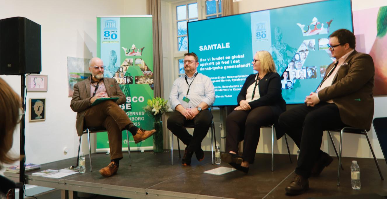 Simon Faber, tidligere overborgmester i Flensborg, Harro Hallmann, kommunikationschef i det tyske mindretals organisation, Bund Deutscher Nordschleswiger, Gitte Hougaard-Werner, formand for det danske mindretals kulturelle hovedorganisation Sydslesvigsk Forening, og Mirco Reimer-Elster, formand for Grænseforeningen, diskuterede om vi i vores grænseland har fundet en global opskrift på fred.