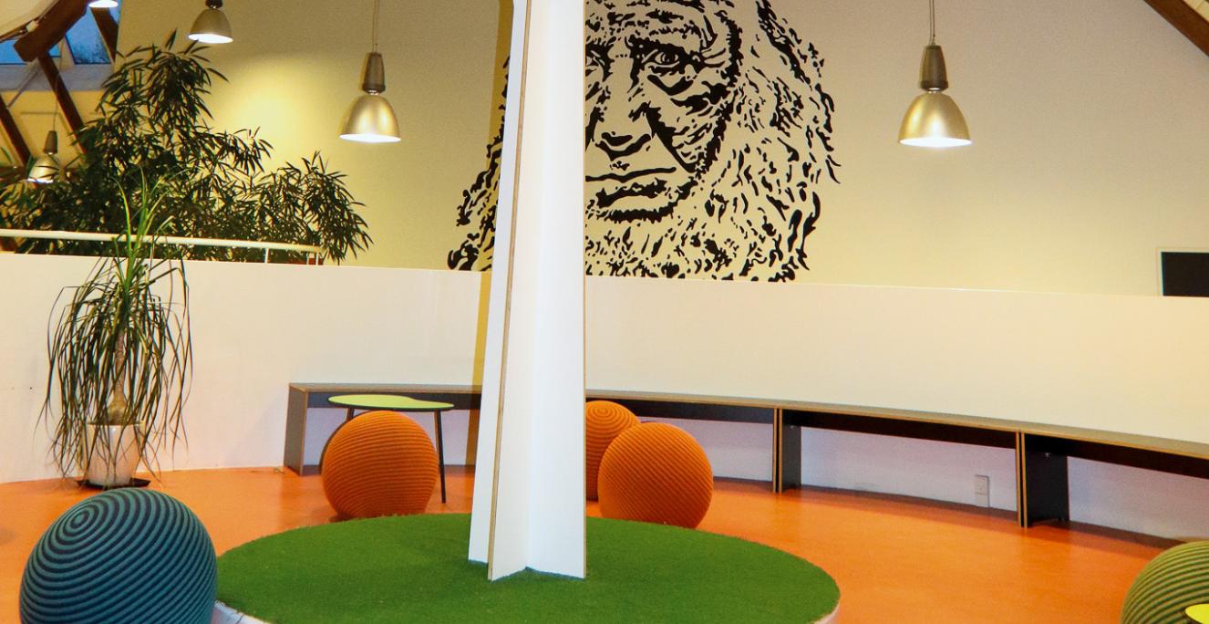 Grundtvig dominerer den stadig, men med nye sange afspejler Højskolesangbogen også den udvikling, der er i samfundet, og i hvem der kommer på højskolerne, siger Mads Rykind-Eriksen.