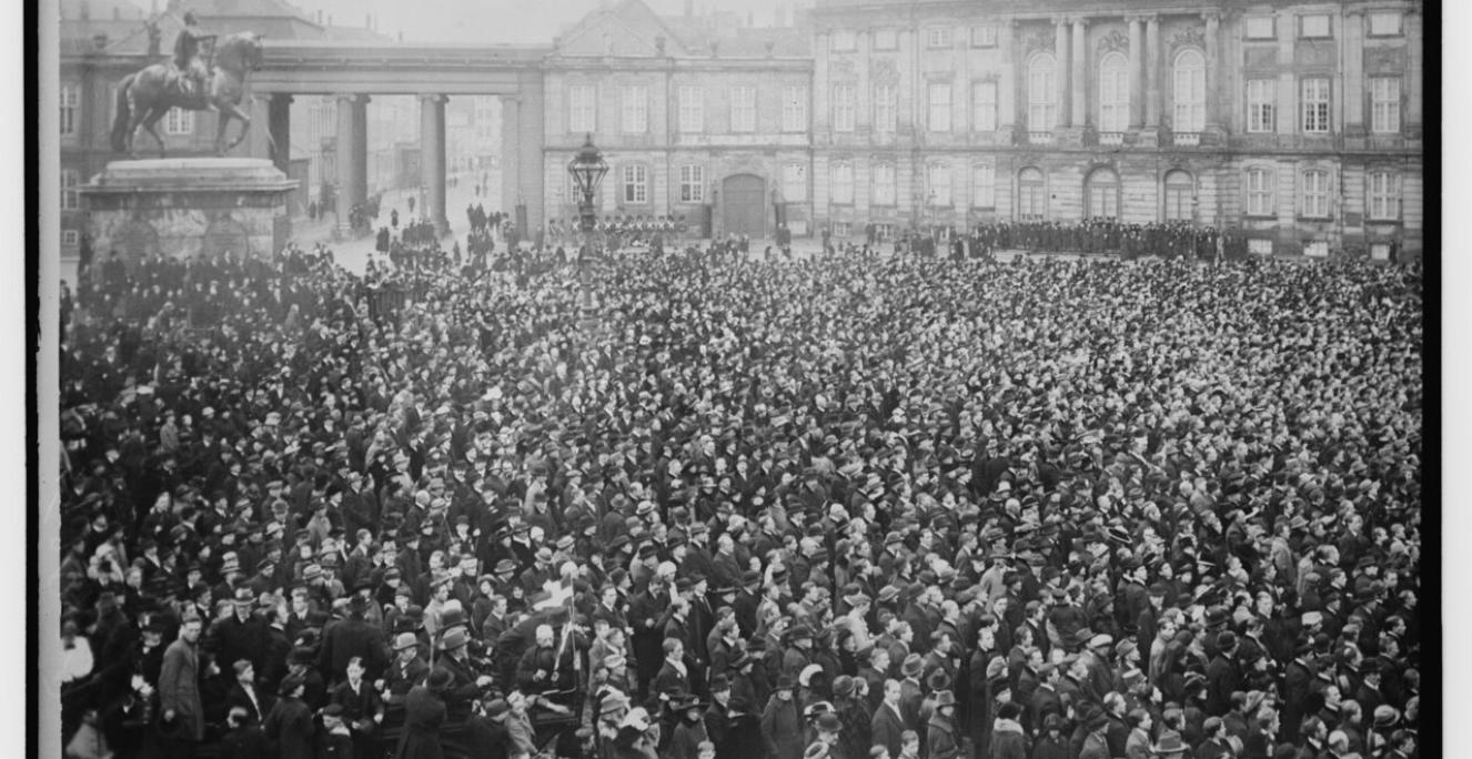 Folket samles på Amalienborg Slotsplads