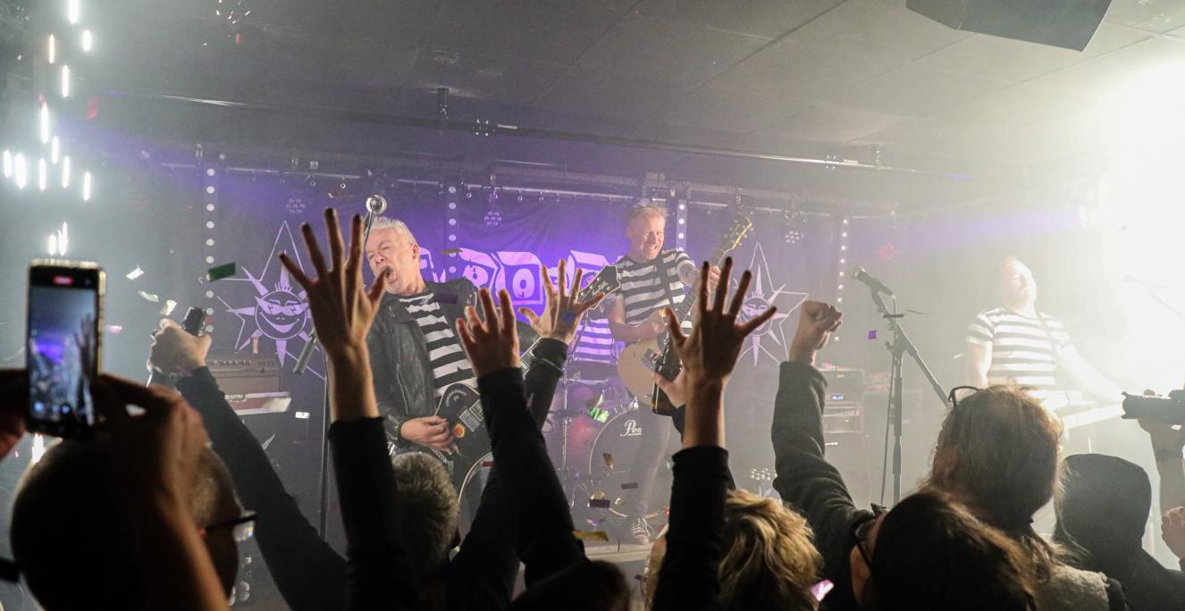 Fro-Tee Slips spillede i december 2024 et udsolgt show i Volksbad i Flensborg i anledning af deres 35-års jubilæum. 