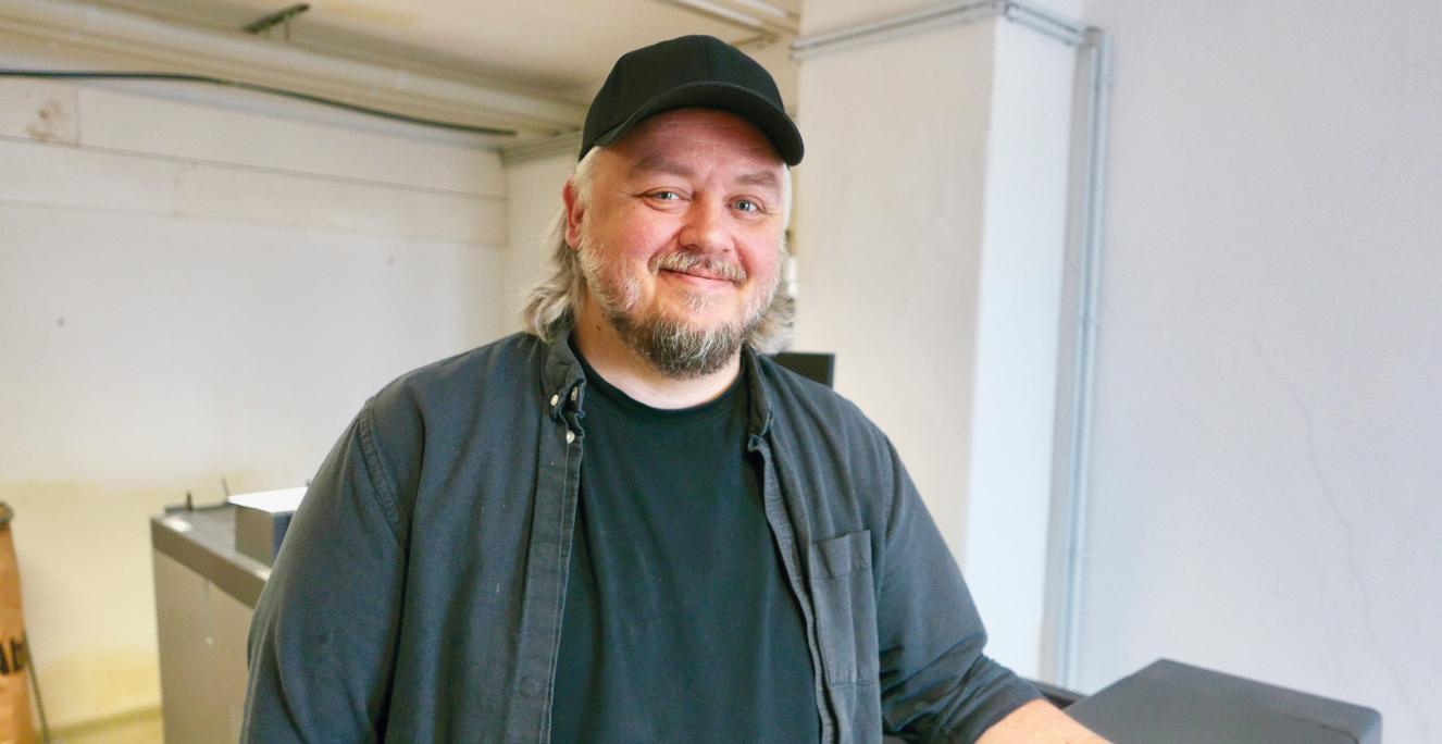 Christian Prasno har designet årets plakat for De danske Årsmøder i Sydslesvig. Han arbejder til daglig med grafik og layout i Sydslesvigs danske Ungdomsforeninger (SdU).