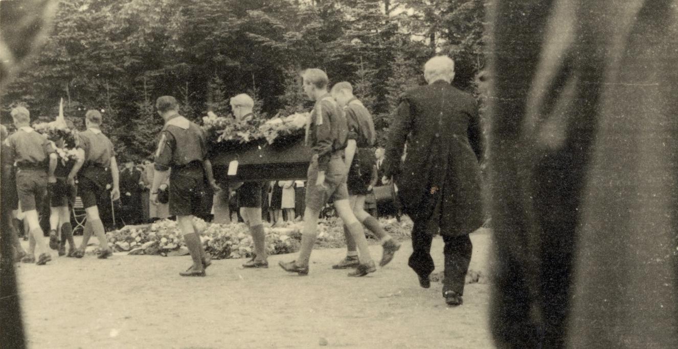 Danske spejdere bar kisterne med 15 danske børn til gravene.