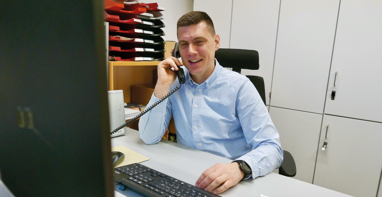 Den 39-årige grænseregionsforsker og senioranalytiker Rejhan Bosnjak har fulgt årsmøderne i sit arbejde og via sin personlige interesse for mindretallet i en årrække. Han har forsket i mindretal og blandt andet undersøgt mødernes nationale symboler. Rejhan Bosnjak arbejder i forskningsafdelingen på Dansk Centralbibliotek for Sydslesvig, som er en af mindretallets store kulturinstitutioner.