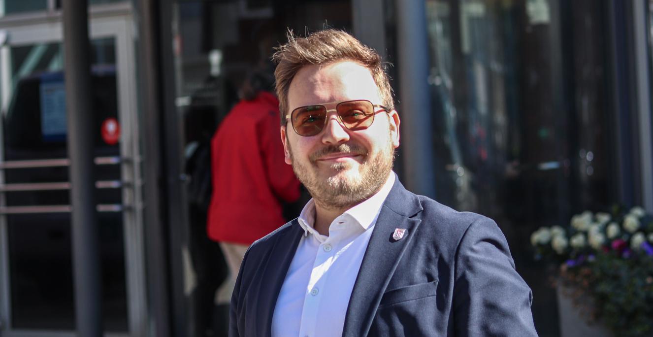 Mats Rosenbaum fra Sydslesvigsk Vælgerforening (SSW) foran rådhuset i Flensborg.