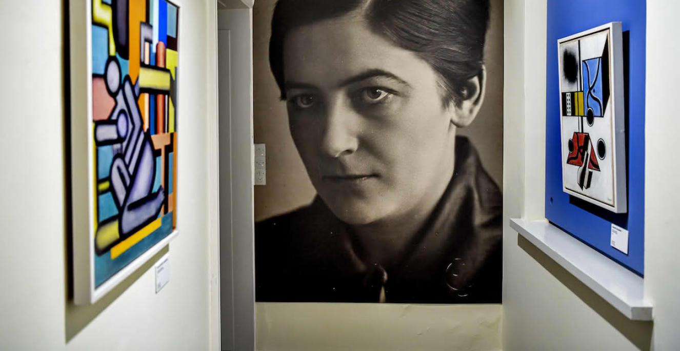 Kunstmaleren Franciska Clausen med nogle af hendes værker