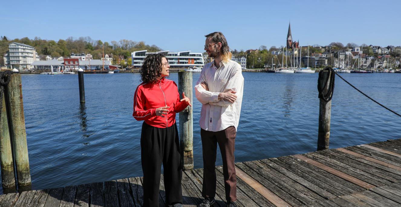Pia Clausen og Anders Toftgaard er begge ansat i Sydslesvigs danske Ungdomsforeninger (SdU), der står bag Gården Festival. Pia Clausen er frivillig på festivalen, mens Anders Toftgaard er projektleder.