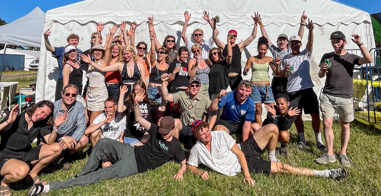 I 2025 samlede Sydslesvigs danske Ungdomsforeninger (SdU) 60 frivillige om arbejdet med en pantbod på Roskilde Festival.