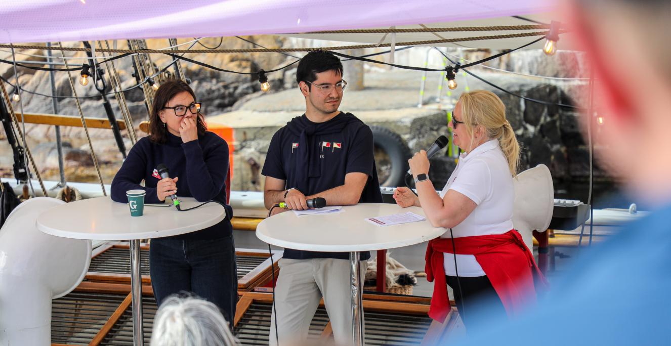 Debatten fandt sted på Fællesskibet Lilla Dan, som Dansk Folkeoplysnings Samråd (DFS) og Grundtvigsk Forum stod for.