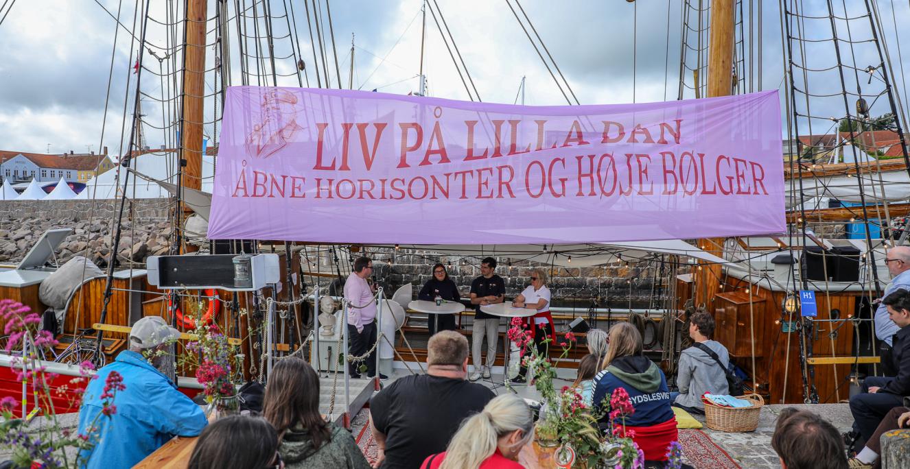 Fællesskibet Lilla Dan lå for enden af en mole i havnen i Allinge til Folkemødet Bornholm.