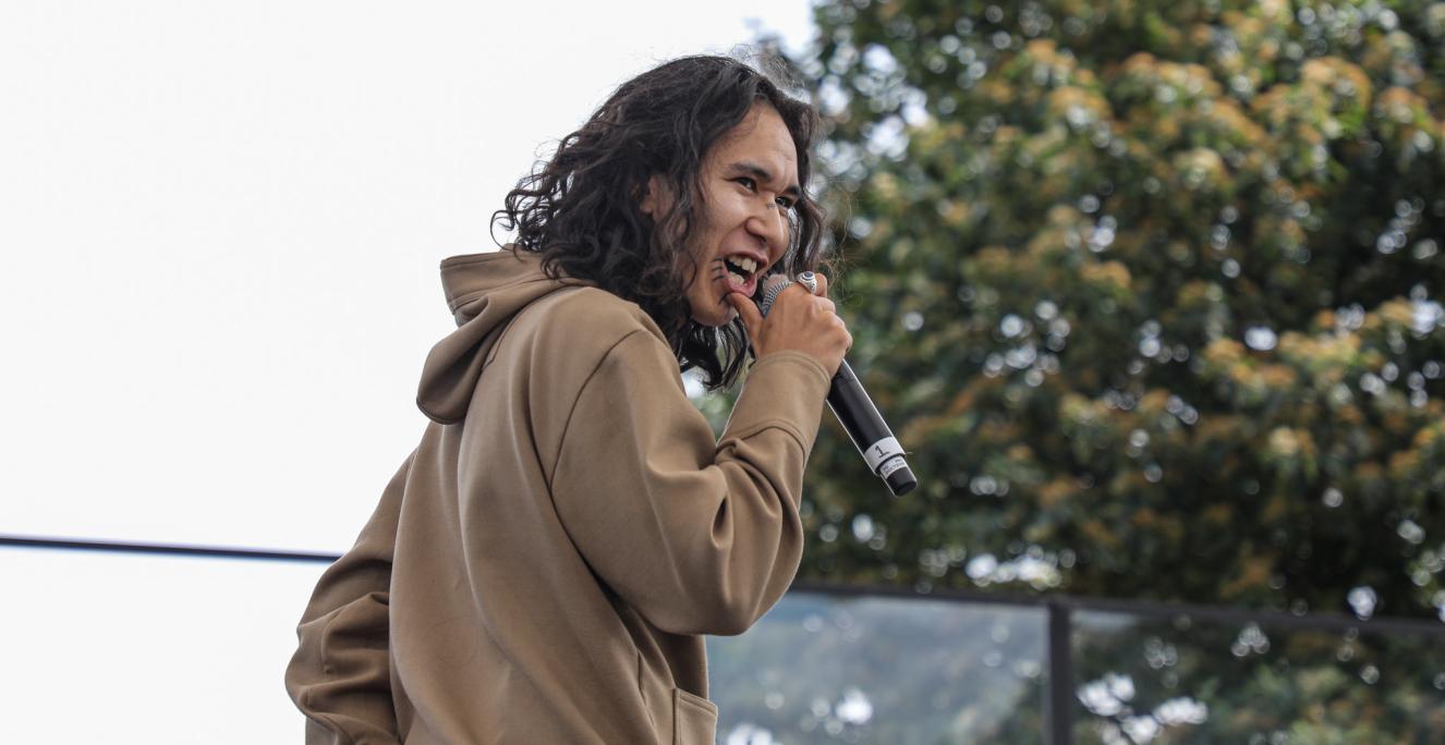 Den grønlandske rapper Tarrak optrådte både på Folkemødets hovedscene og i Europa-Kommissionens telt.
