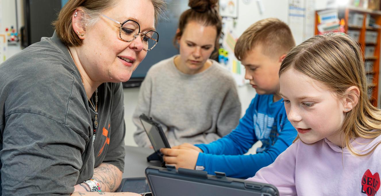 Det er vigtigt ikke at bryde elevernes skriveproces. Jeg har sagt, at der er børneskrift og voksenskrift, fortæller lærer Michelle Nedell Christensen.