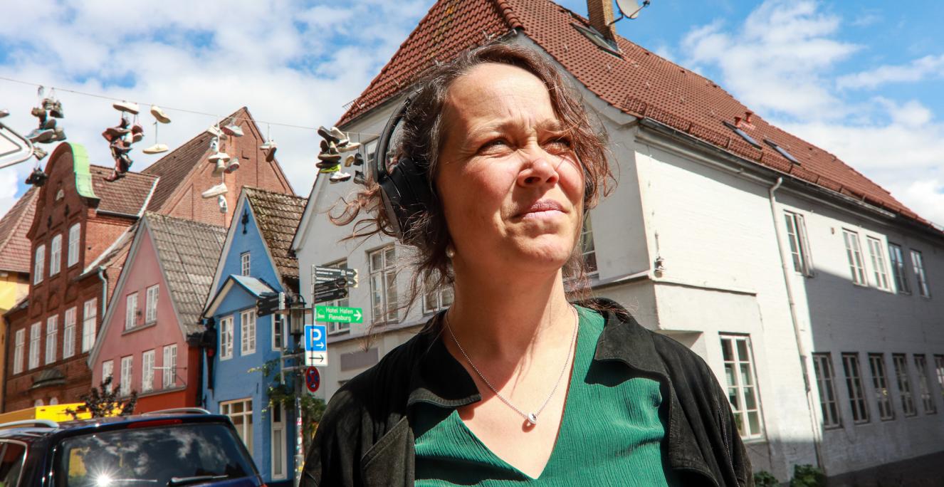 “I Flensborg begynder lydfortællingen på en dansk skole, Duborg-Skolen, som ligger højt oppe på Duborg Banke, så tager fortællingen eleverne ned til Norder Tor, gennem Nørregade og den kommer også forbi Neptunbrønden,” fortæller Mette Post, som har lavet lydfortællingerne. 