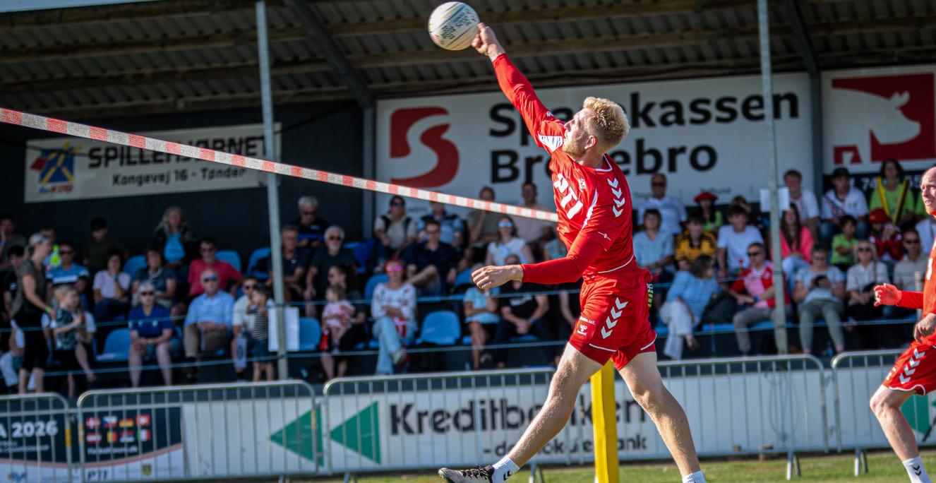 Danmark vandt sin første kamp med 3-0 i sæt over Serbien onsdag eftermiddag. Efter en 3-1 over Tjekkiet torsdag gælder det nu Belgien i den sidste gruppekamp torsdag aften.
