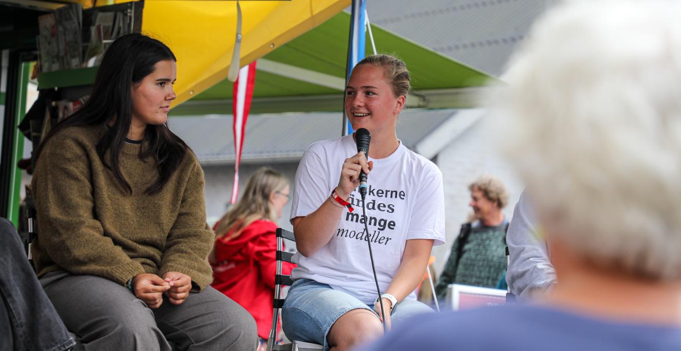 Jonna Boysen fra det tyske mindretal er en del af Grænseforeningens Elevambassadører. Hun deltog i en samtale med to andre Elevambassadører om at være ung i grænselandet.