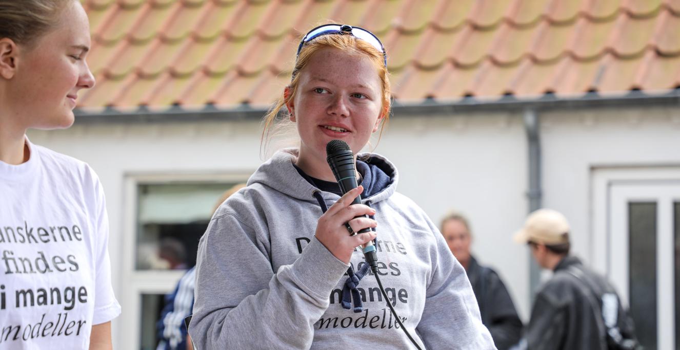 Emilia Lorenzen går på Duborg-Skolen, der er det danske mindretals fællesskole og gymnasium i Flensborg.
