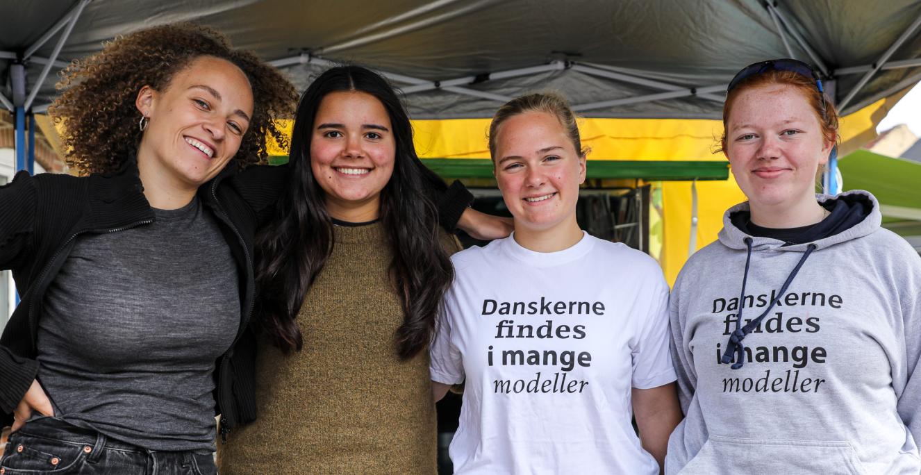 P3-vært Liva Manghezi sammen med tre af Grænseforeningens Elevambassadører.