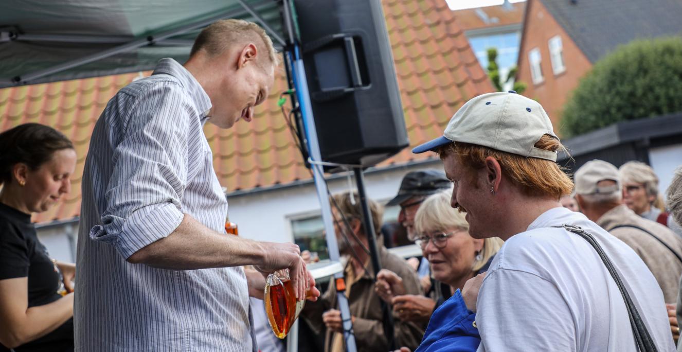 Historiker Klaus Tolstrup Petersen fra Dansk Centralbibliotek for Sydslesvig holdt foredrag om Flensborgs danske romhistorie.