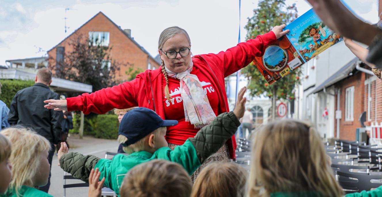 Ved Bogbussen begyndte dagen med højtlæsning for de små.