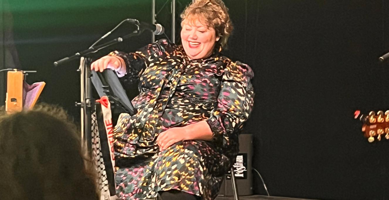 Irske Ríoghnac Connolly sang på gælisk.