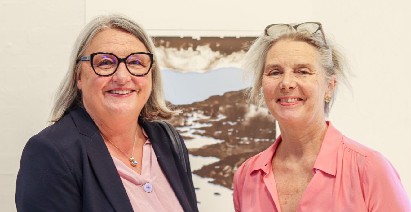 Slesvig-Holstens kulturminister Dorit Stenke (CDU) gæstede Mikkelberg Center for Kunst og Cricket i Hatsted i Nordfrisland og talte med Mikkelbergs leder, Lisbeth Bredholt Christensen om de kunstneriske bånd mellem Norden og Slesvig-Holsten.
