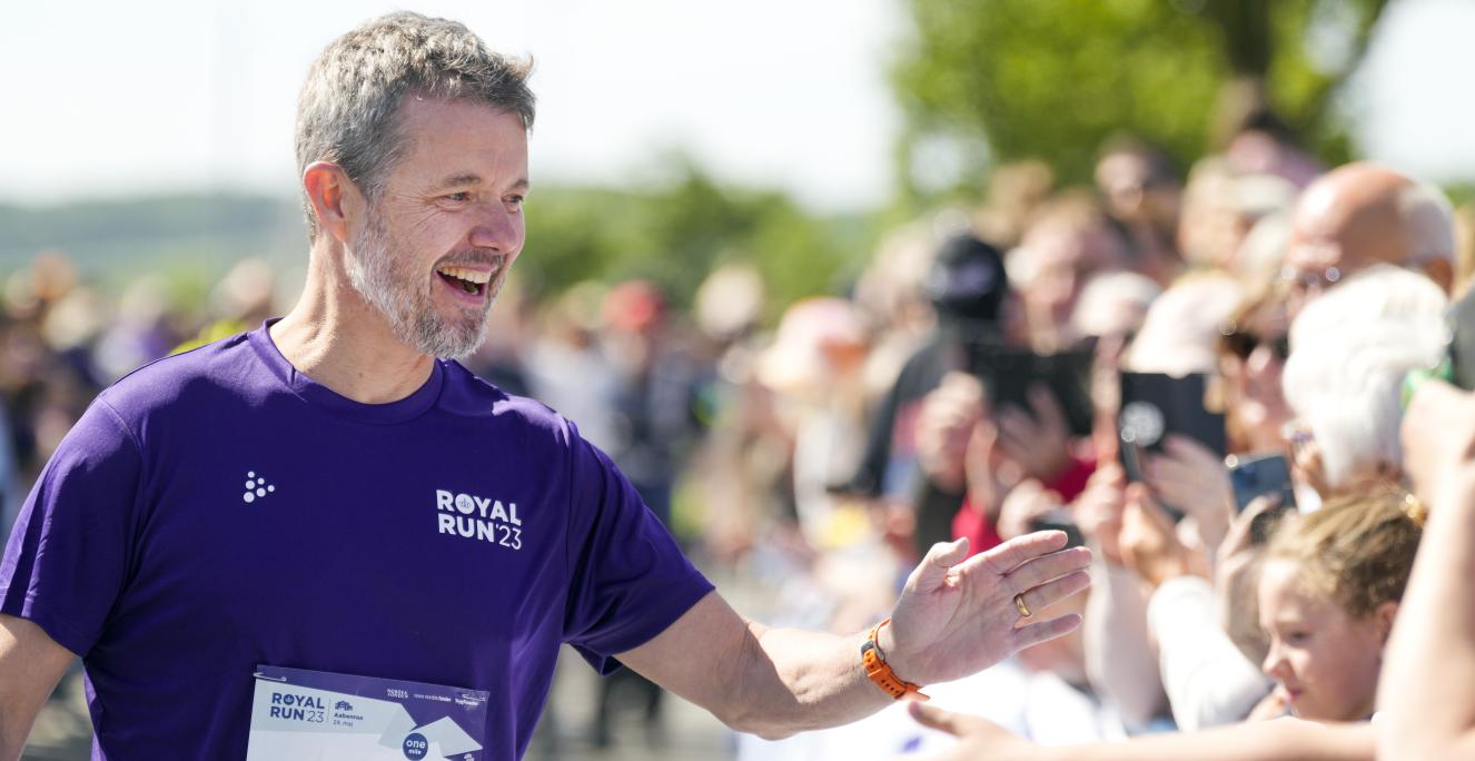 Kong Frederik snører igen løbeskoene til Royal Run 2027, hvor Haderslev er blandt de fem værtsbyer. Det er tredje gang, at det populære motionsløb kommer til grænselandet. I 2021 var løbet i Sønderborg, mens det i 2023 kom til Aabenraa.