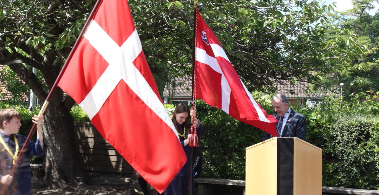 spejderfaner og talerstol