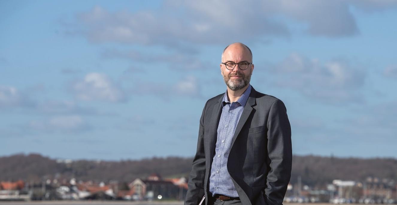 Simon Faber er tidligere overborgmester i Flensborg. Nu står den 50-årige sydslesviger i spidsen for Sekretariatet for Genforeningen 2020. Simon Faber er tidligere overborgmester i Flensborg. Nu står den 50-årige sydslesviger i spidsen for Sekretariatet for Genforeningen 2020.