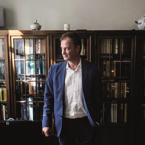 Knud Romer, der er opvokset med en dansk far og en tysk mor i Nykøbing Falster, mener danskerne kan lære meget af at se sig selv med tyske øjne. På Rødding Højskole holder han foredraget ”Die hyggeligen Dänen. Den danske selvforståelse i tysk perspektiv.”