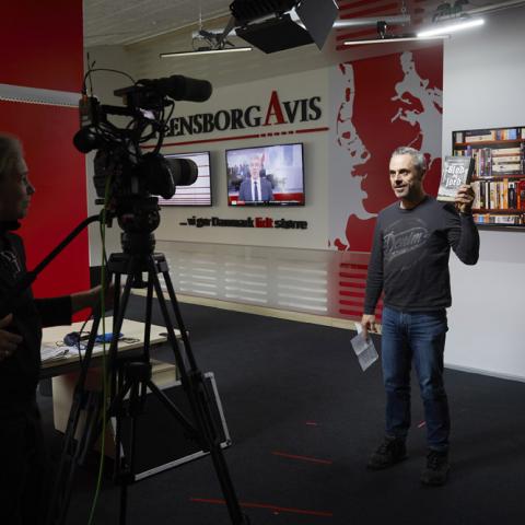 Flensborg Avis har lavet tv siden 2016. Kulturredaktør Hans-Christian Davidsen præsenterer "Månedens bog" på skærmen. 