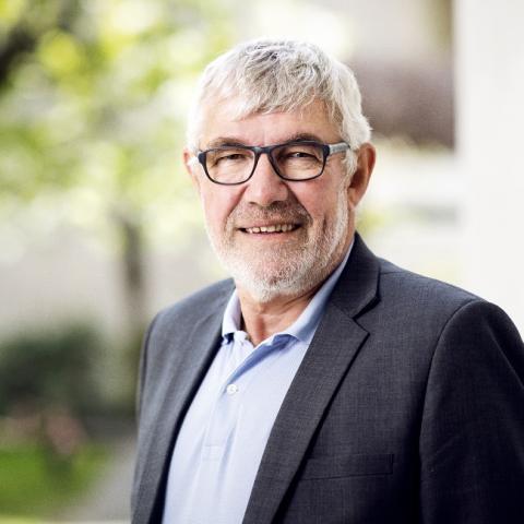 "Nutidens grænselande, som findes overalt, rummer disse blandingsformer af mennesker, som er på vej det ene eller andet sted hen", skriver Knud-Erik Therkelsen, generalsekretær i Grænseforeningen