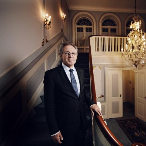 “Det gør indtryk, at mindretallene på begge sider af grænsen, det tyske mindretal og det danske mindretal, har en meget vigtig funktion i den proces, der sker i disse år, hvor vi nærmer os hinanden mere og mere,” siger Andreas Meitzner. Her i ambassadørens residens på Østerbro, København. “Det gør indtryk, at mindretallene på begge sider af grænsen, det tyske mindretal og det danske mindretal, har en meget vigtig funktion i den proces, der sker i disse år, hvor vi nærmer os hinanden mere og mere,” siger Andreas Meitzner. Her i ambassadørens residens på Østerbro, København.
