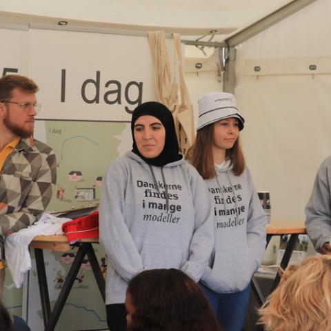 P3-radiovært Anders Stegger agerede quizmaster, da Grænseforeningens Kulturmødeambassadører afholdte 'Den Store Mindretalsquiz'. På billedet ses også kulturmødeambassadørerne Jasmin, Manuela og Andrujan. Foto: Grænseforeningen