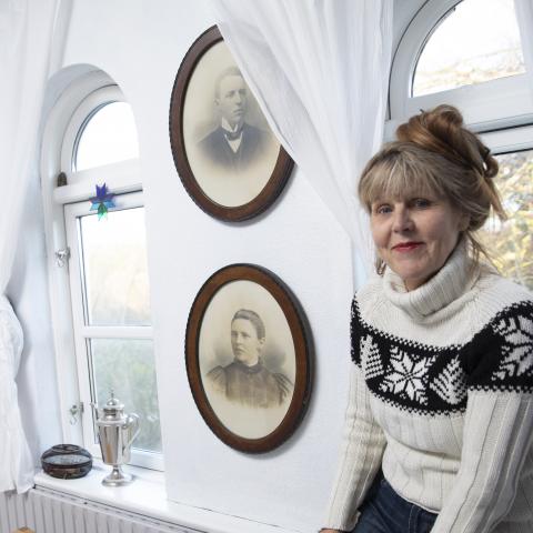 Da Anna Elisabeth Jessen kom på gården som barn, hang portrætterne af hendes bedstemors bror, der døde i tvungen tysk krigstjeneste under Første Verdenskrig, og hans søster, der var død af tuberkulose inden krigen, centralt placeret i den fine stue. De afdøde familiemedlemmer spillede en stor rolle i familiens liv og var med til at inspirere Anna Elisabeth Jessen til at skrive en slægtsroman med afsæt i 1. verdenskrig.