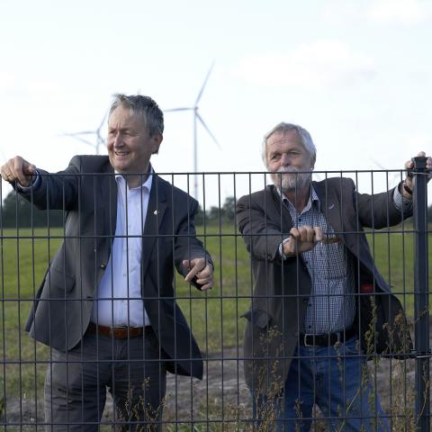 "Når man ved, hvor svært det er at nedbryde de mentale grænser, så gør det ondt at se, at der igen bliver bygget en ny fysisk og synlig barriere"; siger Flemming Meyer (SSW), som magasinet Grænsen mødte ved vildsvinehegnet ved Sofiedal sammen med Heuke Göttsch (CDU) (tv). "Når man ved, hvor svært det er at nedbryde de mentale grænser, så gør det ondt at se, at der igen bliver bygget en ny fysisk og synlig barriere"; siger Flemming Meyer (SSW), som magasinet Grænsen mødte ved vildsvinehegnet ved Sofiedal sammen med Heuke Göttsch (CDU) (tv).