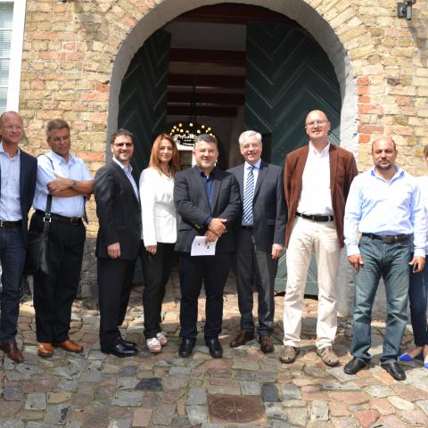 Den israelske delegation på besøg hos det danske mindretal i Sydslesvig, hvor de blev modtaget på Flensborghus i Flensborg af Jens A. Christiansen, der er generalsekretær for Sydslesvigsk Forening, (nr. 4 fra højre) og Martin Lorentzen, der er landssekretær i SSW (nr. 3 fra højre).