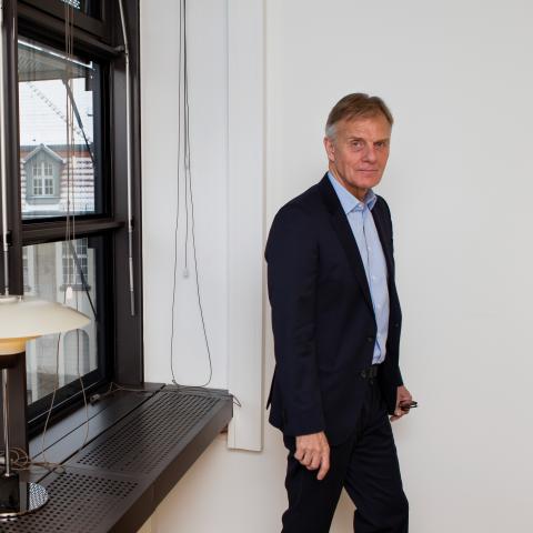 Friis Arne Petersen har siden 2005 været ambassadør i Kina, USA og nu Tyskland. Det har betydet, at familien har skullet bryde op, og teenagebørnene har skullet skifte skole og vennekreds. ”Det er altid svært at gøre op, om det har været det hele værd. Man må leve i nuet og prøve at få tingene til at hænge sammen, så godt man kan. Det synes jeg, vi er lykkedes med”, siger han. 