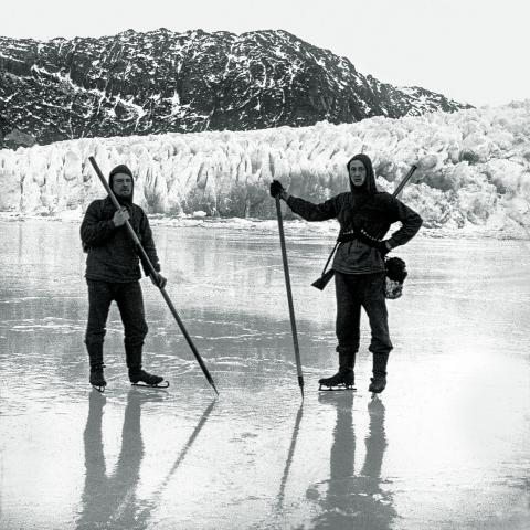 Jens Jepsen (t.v.) sammen med sin ven Harald Johansen på isen på Arsukfjorden med isstave og gevær. 