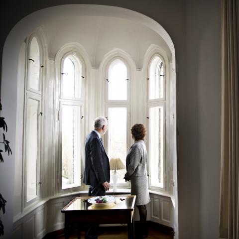 Fra tårnvinduet i generalkonsulatet i Flensborg har Henrik Becker-Christensen og Grethe Marie Bay udsigt til Danmark. 1. september flytter de til Aabenraa. 