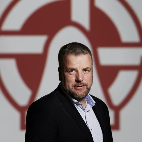 Axel Johnsen, ph.d., er afdelingschef i Viden & Samlinger, Museum Sønderjylland. Han er også forfatter til en række bøger, herunder 'Dannevirkemænd' og Ejderfolk. Den grænsepolitiske opposition 1920-1940'. 