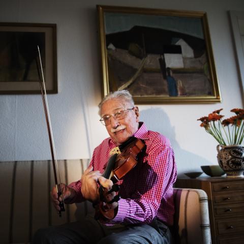 I sit hjem i lejligheden på Frederiksberg øver Jens Rasmussen sig hver dag på den violin, han fik i 99 års fødselsdagsgave. 
