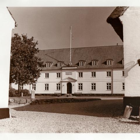 “Vi skal ikke give dem penge, vi skal give dem elever – så kommer pengene sgu af sig selv”, sagde daværende formand for Grænseforeningen Finn Slumstrup (1941-2018) på et møde om Rødding Højskoles krise, som bl.a. også generalsekretær Knud-Erik Therkelsen deltog i, skriver Erik Lindsø. 