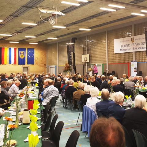 Det tyske mindretal i Sønderjylland var lørdag samlet til Deutscher Tag i den tyske sportshal i Tinglev. Årets festtaler var Sabine Sütterlin-Waack (CDU), justits- og Europaminister samt minister for forbrugerbeskyttelse og ligestilling i Slesvig-Holsten. Det tyske mindretal i Sønderjylland var lørdag samlet til Deutscher Tag i den tyske sportshal i Tinglev. Årets festtaler var Sabine Sütterlin-Waack (CDU), justits- og Europaminister samt minister for forbrugerbeskyttelse og ligestilling i Slesvig-Holsten.