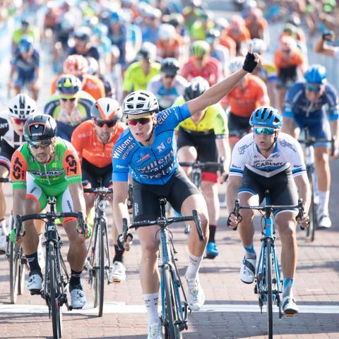 PostNord Danmark Rundt-feltet kommer i 2020 til Flensborg. På billedet ses feltet ved målstregen i Vordingborg på tredje etape i 2018. Belgiske Tim Merlier vandt etapen.