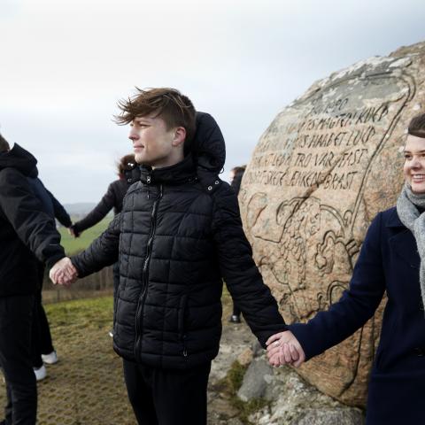 Unge fra Faarevejle Efterskole tager forskud på festlighederne den 14. maj 2020 ved genforeningsstenen på Esterhøj, Odsherred.