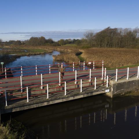 Kongeåen blev ny statsgrænse efter danskernes nederlag i 1864. ’Frihedsbroen’ ved Københoved nær Rødding, som Hans Schultz Hansen her er fotograferet på, blev et vigtigt sted i den nationale kamp i perioden fra 1865 til 1920. Det var her, sønderjyder kunne krydse Kongeåen, når de skulle til møde ved det nationale mødested, Skibelund Krat.
