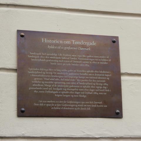 'Historien om Tøndergade - hyldest til et genforenet Danmark' er overskriften på den mindeplade, der i går blev indviet i København.