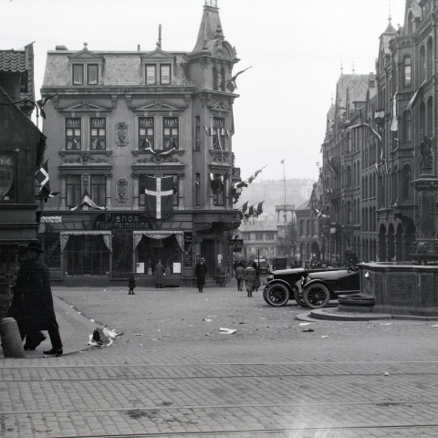 Nørretorv i Flensborg. Hvis man trådte ud af døren til Flensborg Avis' bladhus på afstemningsdagen den 14. marts 1920, var dette synet, man mødte: Nørretorv smykket med danske og slesvig-holstenske flag, afstemningsplakater og et torv, der flød med flyveblade. Det var også her, foran avisens lokaler, der blev samlet til demonstration, da den tyske sejr var en kendsgerning. 