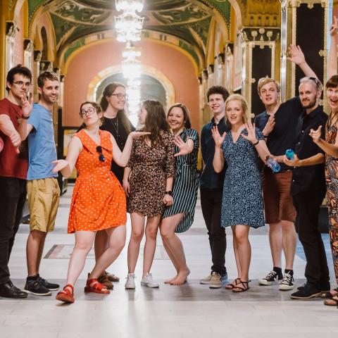 Mindretalsunge fra hele Europa skulle have mødtes på Jaruplund Højskole i 2020, men det bliver i stedet i 2021. Her er nogle af dem samlet i Palace of Culture i Targu Mures, Rumænien, i 2019.