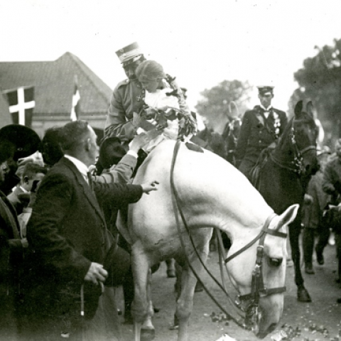 Det Nationalhistoriske Museum på Frederiksborg Slot i Hillerød viser i ny udstilling en række fotografier, der fortæller historien om Sønderjyllands genforening med Danmark i 1920. Udstillingen dækker perioden fra Første Verdenskrigs afslutning i 1918 til festlighederne i juli 1920, da Sønderjylland officielt var blevet dansk. De udstillede fotografier er fra museets egen samling og kan ses frem til 31. december 2020. Se åbningstider på www.dnm.dk.