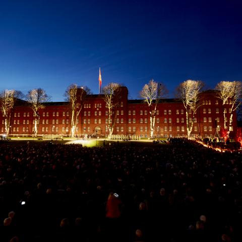 "Vi håber, at mange vil følge opfordringen og tænde lys, sådan som man altid har gjort i Danmark den 4. maj for at fejre, at tiden med mørklægningsgardiner, krig og usikkerhed var forbi”, siger Thor Lange, kulturkoordinator i Haderslev Kommune, om den aflyste Lysfest på Haderslev Kaserne